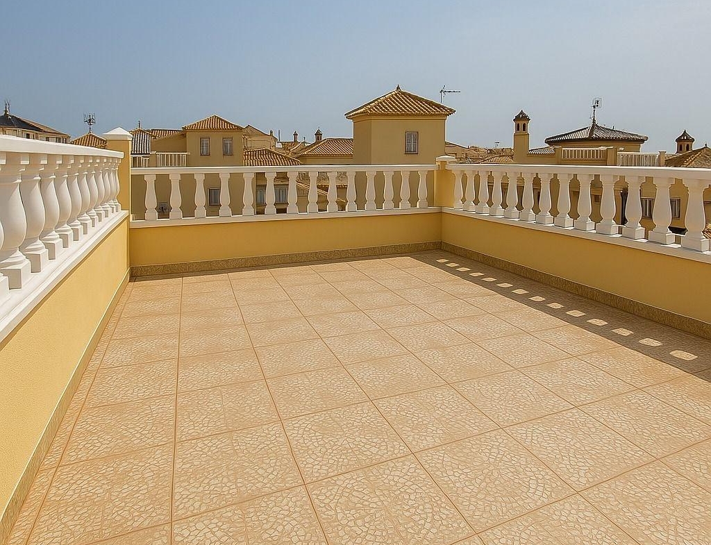 ADOSADO EN PLAYA FLAMENCA CON JARDIN Y PISCINA COMUNITARIA. 2 DORM. 2 BAÑOS. PARKING. 2 TERRAZAS GRANDES.