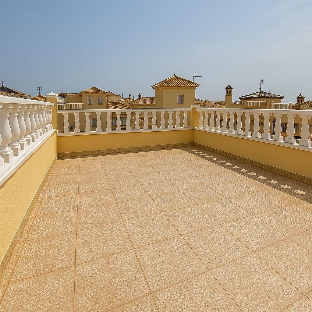ADOSADO EN PLAYA FLAMENCA CON JARDIN Y PISCINA COMUNITARIA. 2 DORM. 2 BAÑOS. PARKING. 2 TERRAZAS GRANDES.
