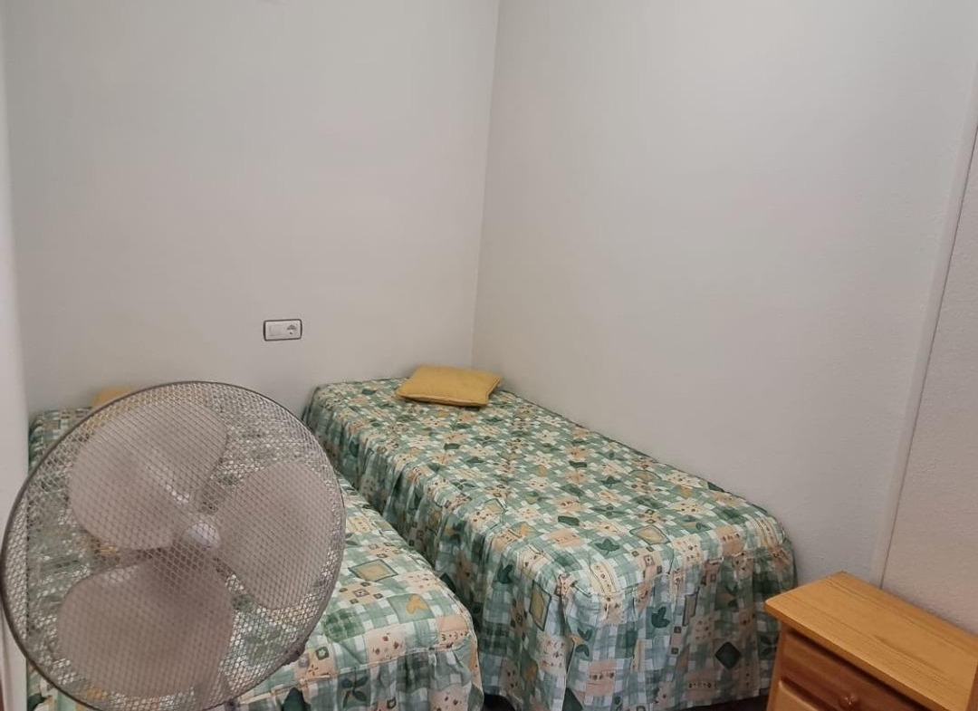 Apartamento semireformado a escasos metros de la playa !