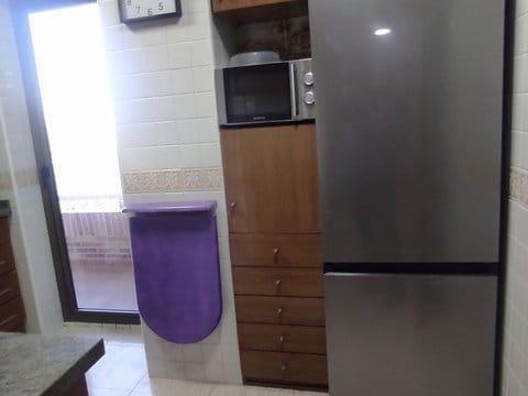Bonito apartamento con vistas al mar y a la montaña, amueblado y equipado.