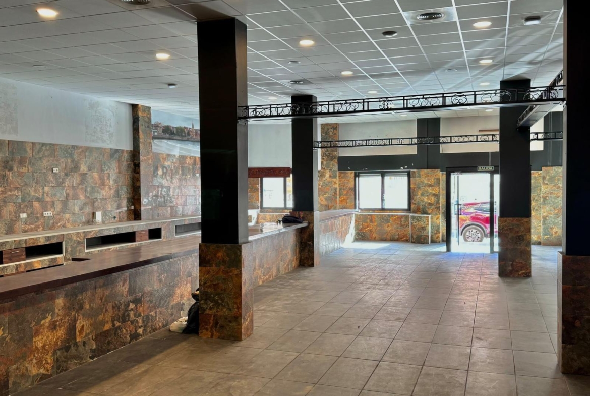 LOKALE COMERCIËLE CON SUPERFICIE DE 780 M2. SEGUNDA LINEA DE PLAYA. 70 METROS DEL MAR.