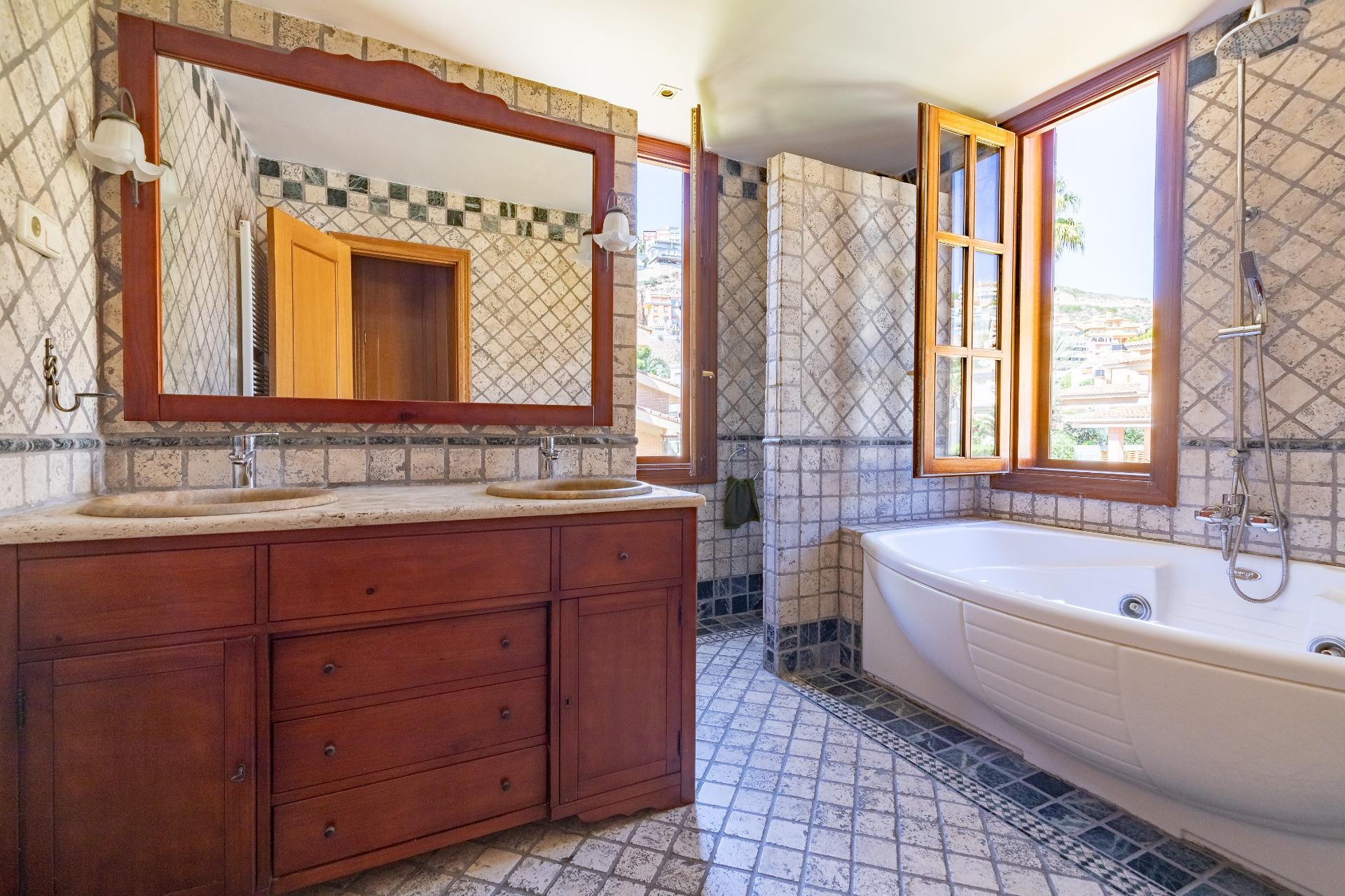 2-13-61 Exceptional Beachfront Villa: Luxury Steps Away from the Beach