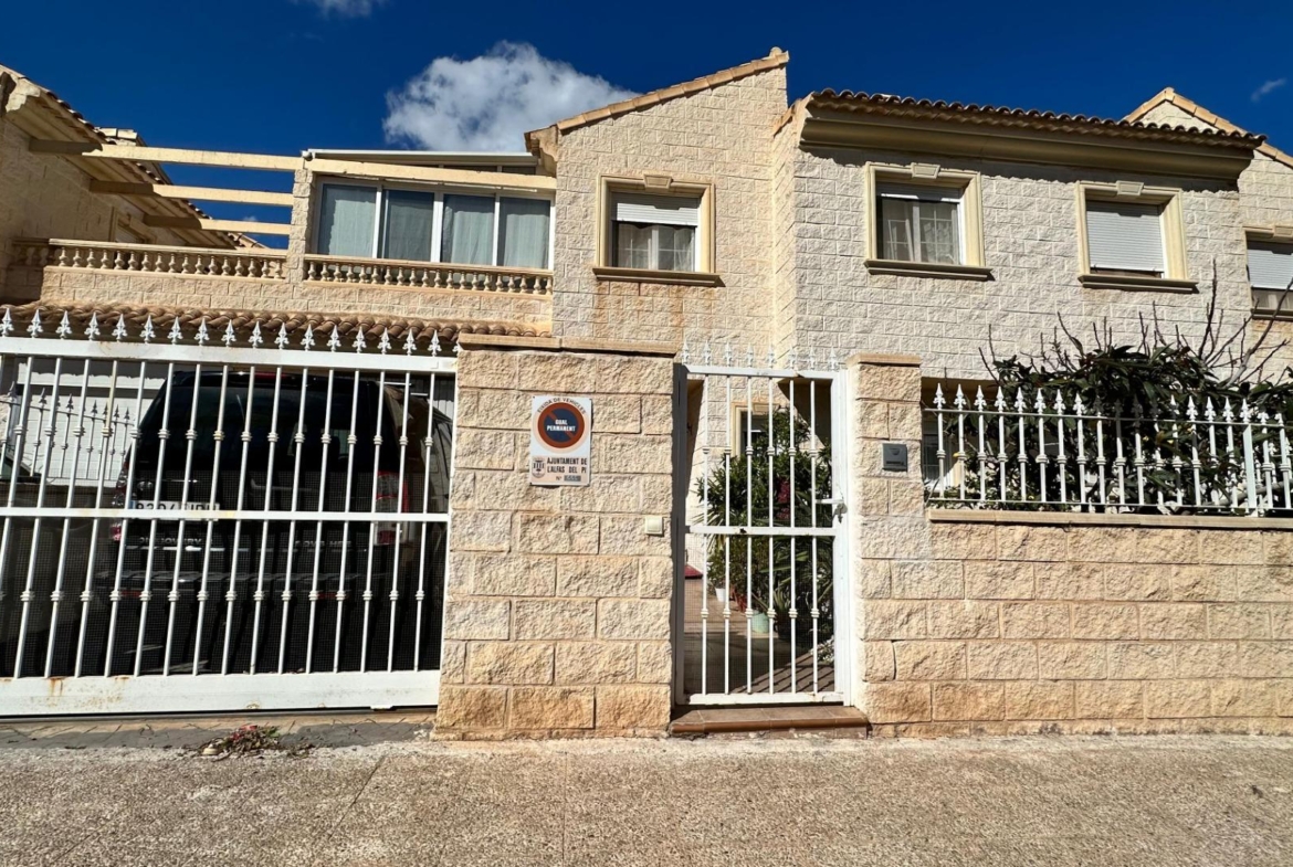 Prachtig herenhuis in Albir met tuin 15 minuten lopen van het strand!