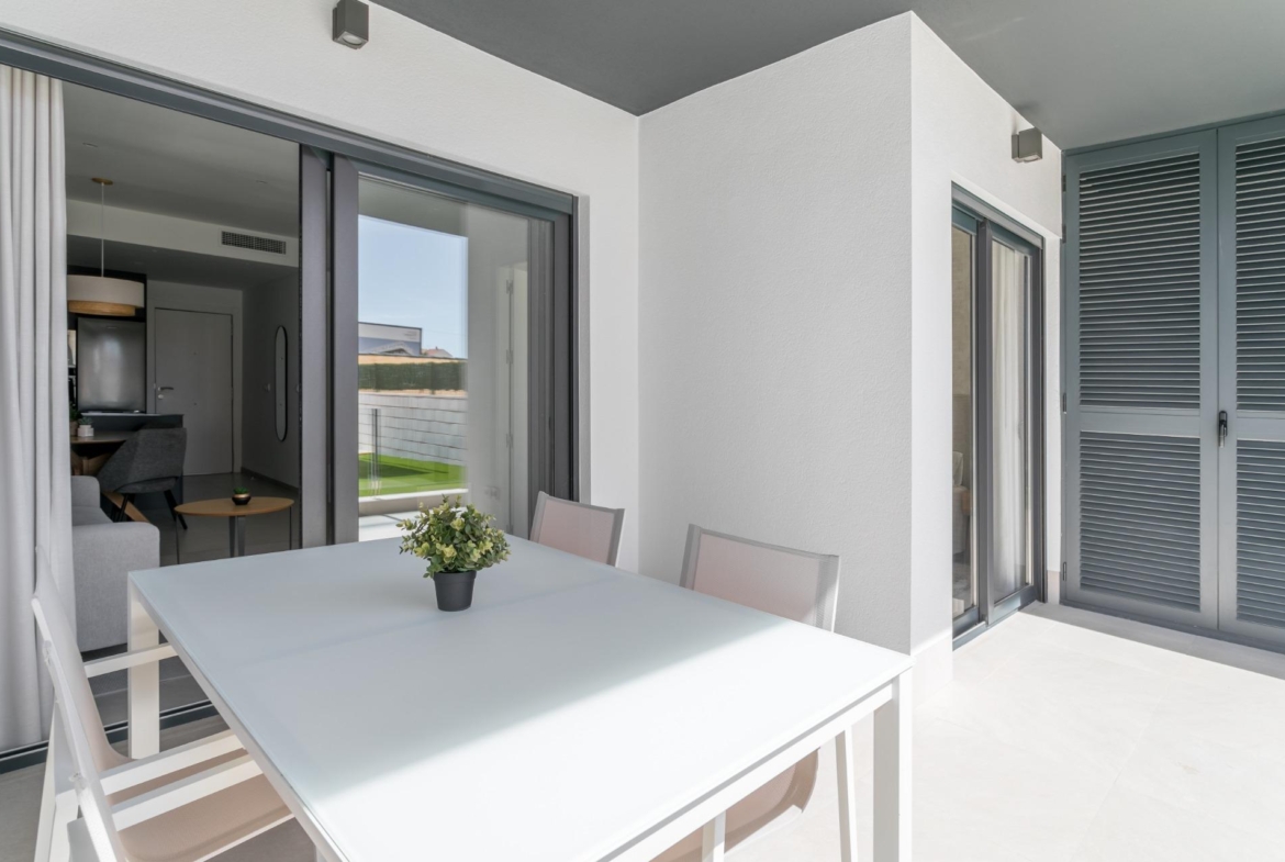 APPARTAMENTOS DE OBRA NUEVA CON VISTAS AL MAR. 2 DOR. 2 BAÑOS. APARCAMENTO. PISCINA.