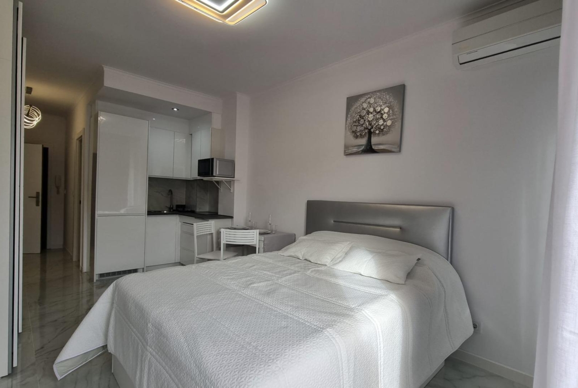 Estudio totalmente reformado a 50 metros de la playa de los Locos !