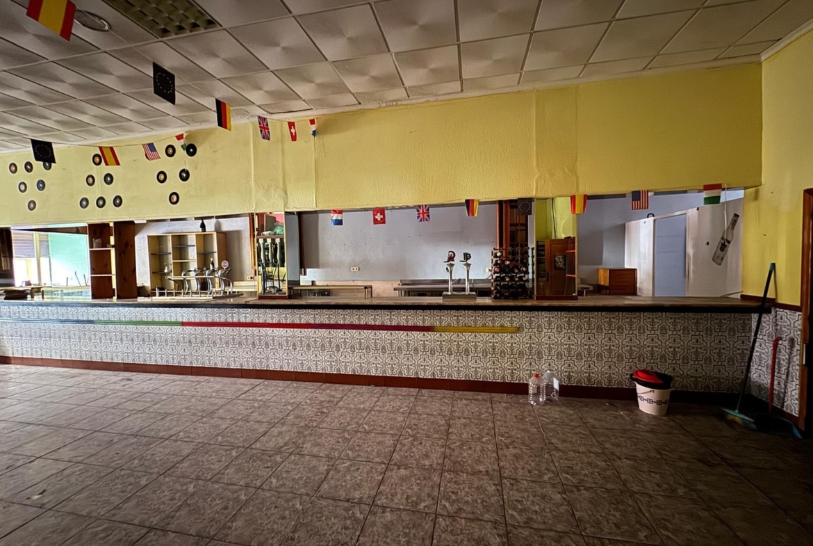 VOOR DE VERKOOP VAN BEDRIJFSTOESLAGEN MET HOSPITALITEITSLICENSE VAN 150 M2 EN SLECHTS 100 METERS VAN HET KURA-STRAND
