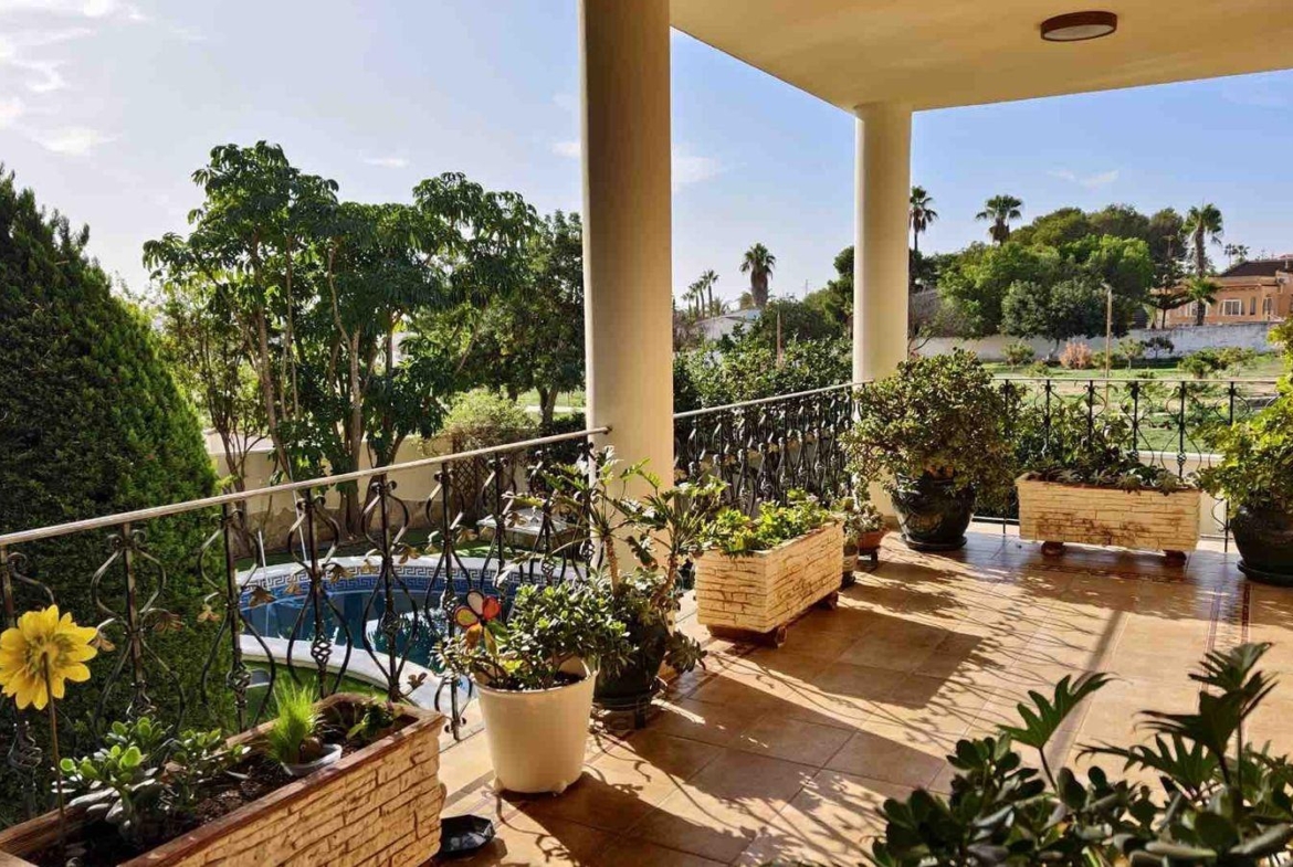 VILLA EN CIUDQUESADA. CON PISCINA PRIVADA. PARCELA 850M2. CASA 364 M2.