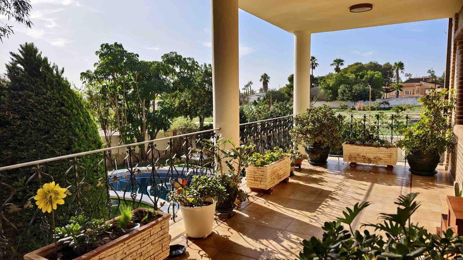 VILLA EN CIUDQUESADA. CON PISCINA PRIVADA. PARCELA 850M2. CASA 364 M2.