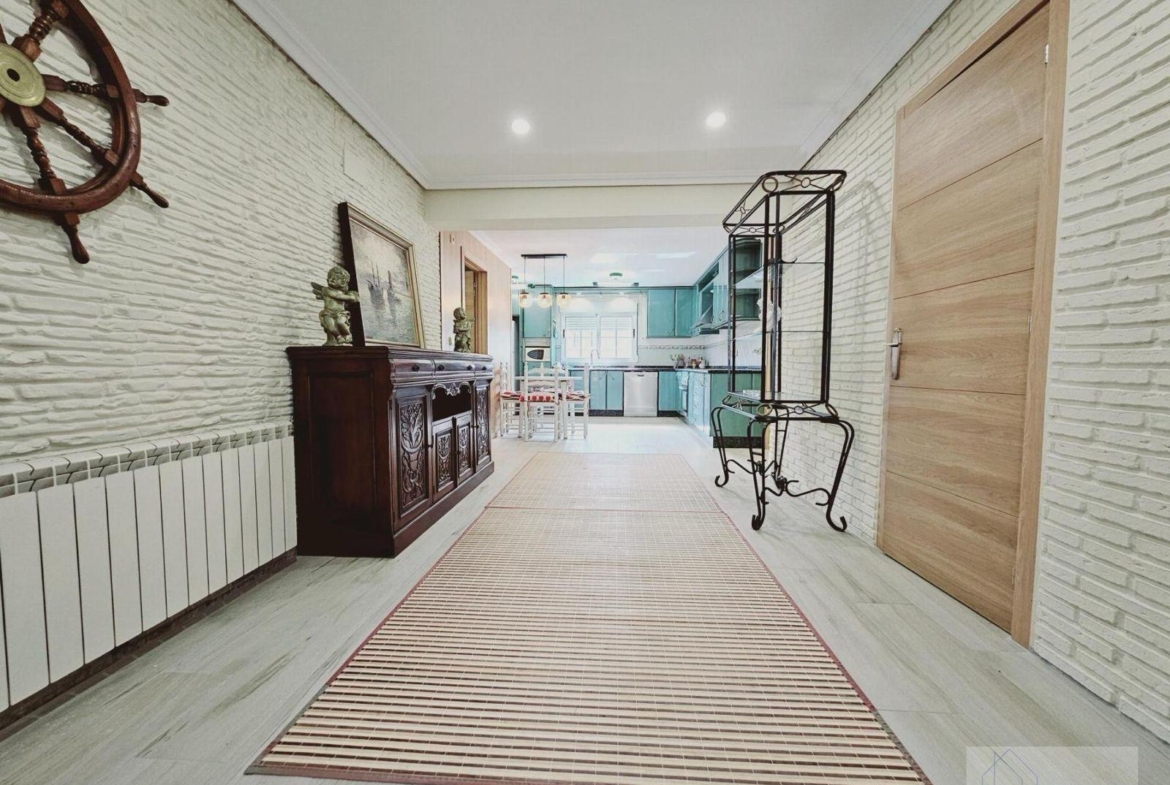 VILLA EN LA SIESTA CON 800 METROS DE PARCELA. PISCINA PRIVADA. 330 M2 DE CASA.
