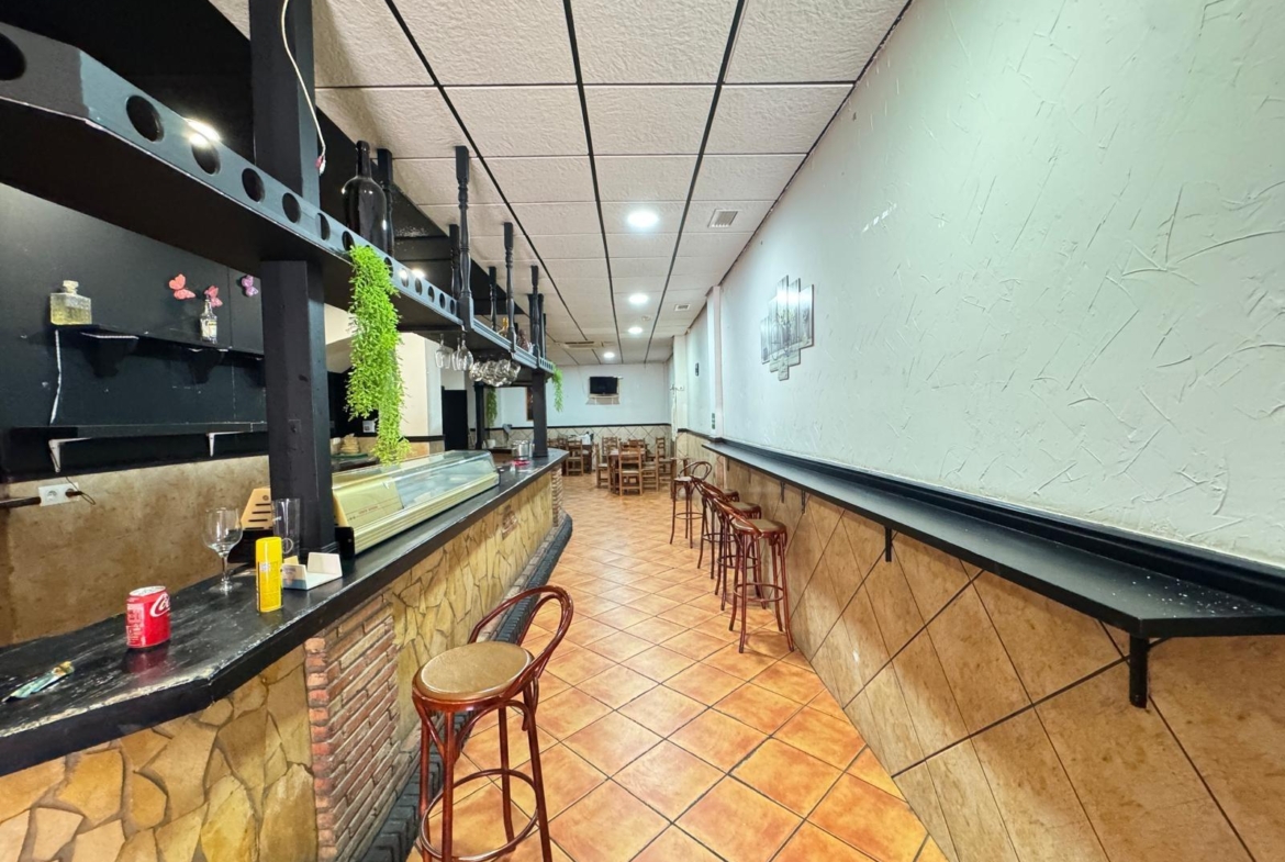 BAR EN VENTA. SE VENDE UN BAR A 500 METROS DE PLAYA DEL CURA CON 2 BAÑOS Y 150 M2 SUPERFICIE.