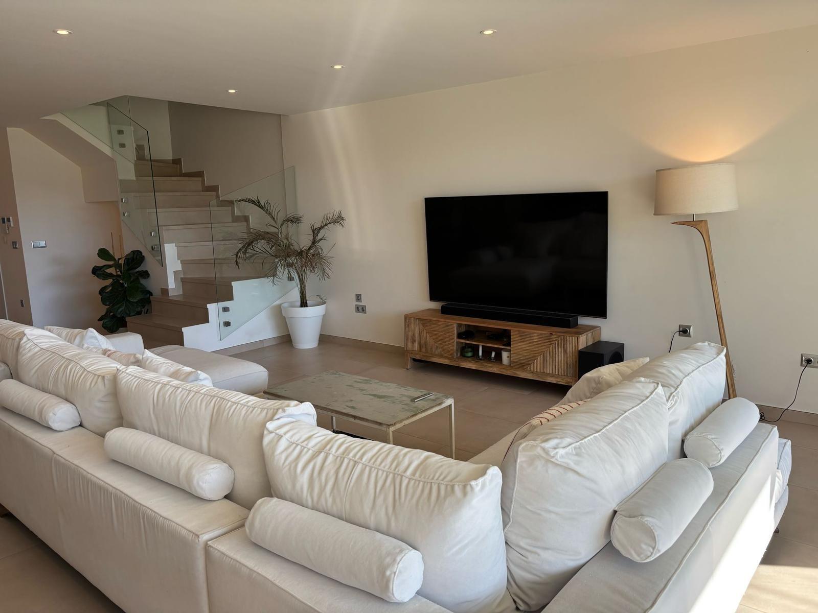 Exclusivo Chalet Pareado en Los Cisnes, Alicante: Confort y Modernidad