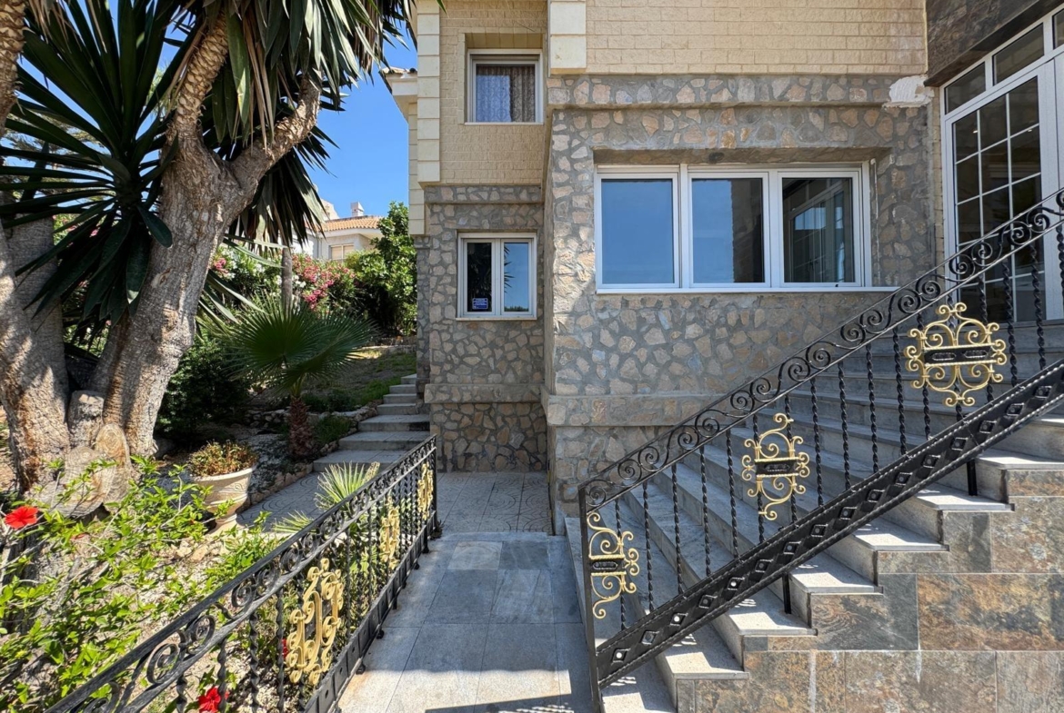 VILLA DE LIJO EN CAMPOAMOR CON 639 M2 DE CASA. PARCELA 800 M2. PISCINA PROPIA. 5 DORM. 4 BAÑOS. PLAYA A 650 METROS.