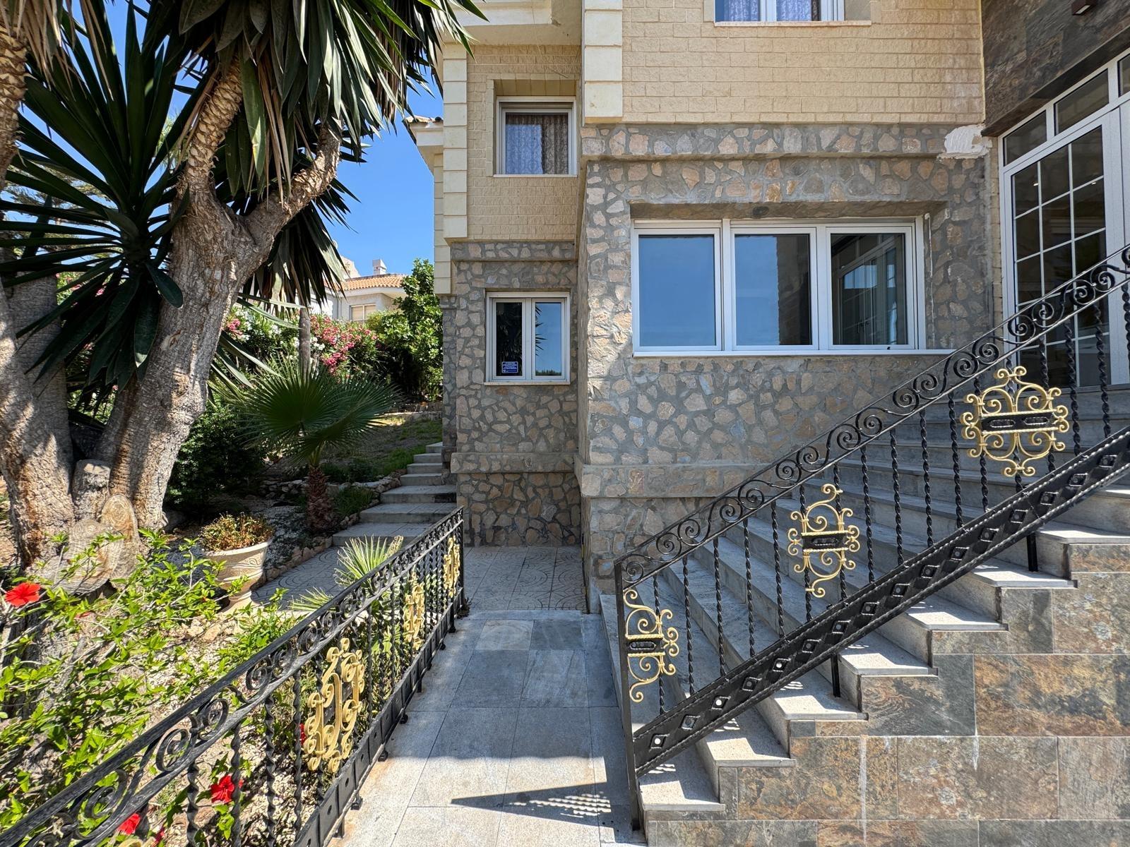2-14-209 VILLA DE LIJO EN CAMPOAMOR CON 639 M2 DE CASA. PARCELA 800 M2. PISCINA PROPIA. 5 DORM. 4 BAÑOS. PLAYA A 650 METROS.