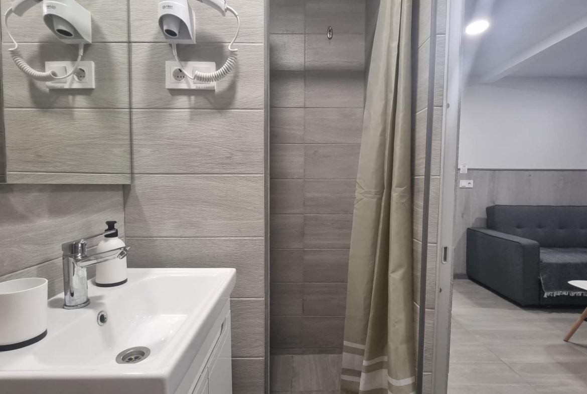 REFORMADO APARTAMENTO A 50 METROS DE PLAYA DE 3 DORMITORIOS 3 BAÑOS DIVIDIDO A 3 ESTUDIOS COMPLETOS PARA ALQUILAR. 105 M2 TOTAL.
