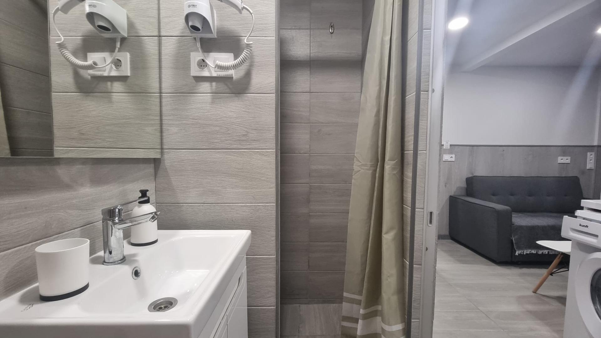 REFORMADO APARTAMENTO A 50 METROS DE PLAYA DE 3 DORMITORIOS 3 BAÑOS DIVIDIDO A 3 ESTUDIOS COMPLETOS PARA ALQUILAR. 105 M2 TOTAL.
