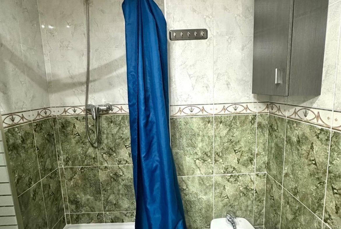 GRANDE APARTAMENTO DE 4 DORM. 2 BAÑOS. A 400 METROS DEL PUERT0 DE TORREVIEJA CON 130 M2. Y GRAN TERRAZA.