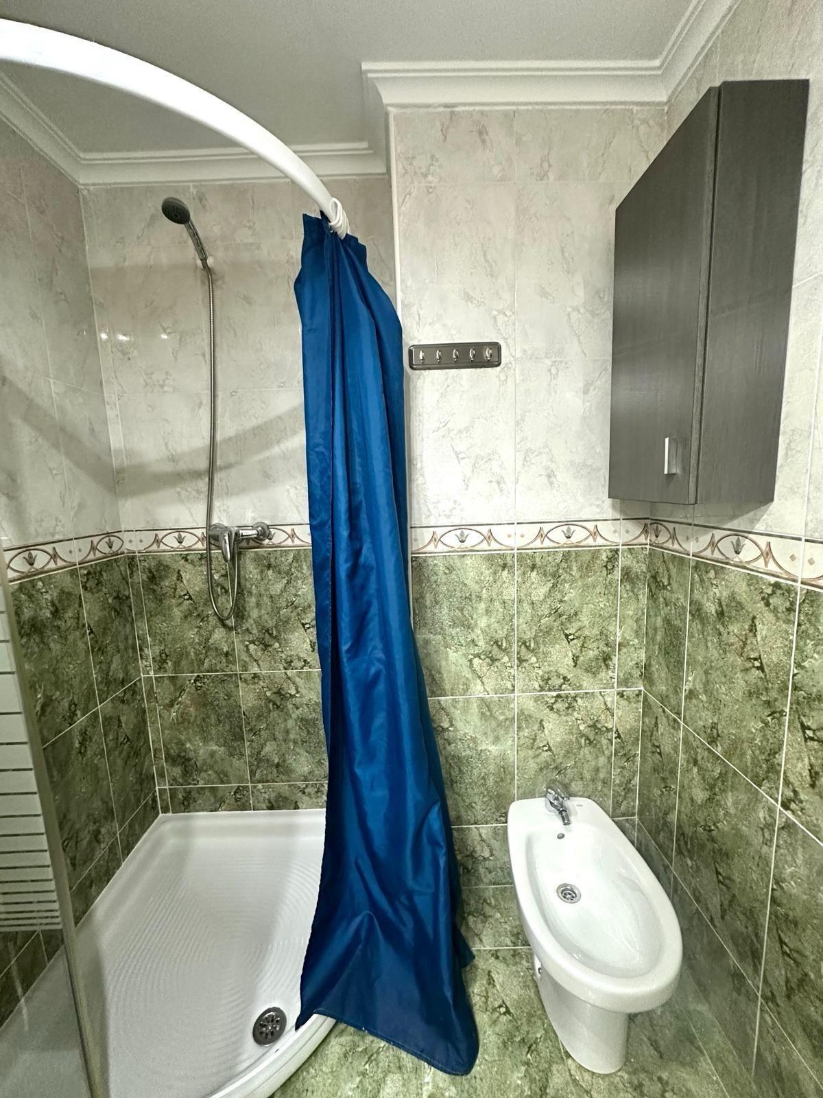 GRANDE APARTAMENTO DE 4 DORM. 2 BAÑOS. A 400 METROS DEL PUERT0 DE TORREVIEJA CON 130 M2. Y GRAN TERRAZA.