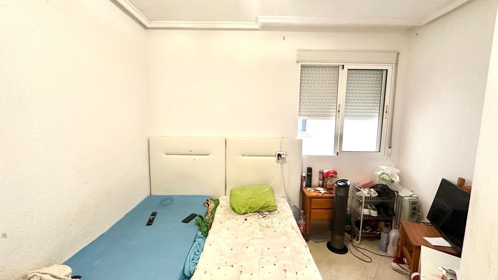 APATRAMENTO EN EL CENTRO DE TORREVIEJA CON PISCINA Y GARAJE INCLUIDO. 2 DORM. 1 BAÑO. SPEEL EEN 700 METRO.