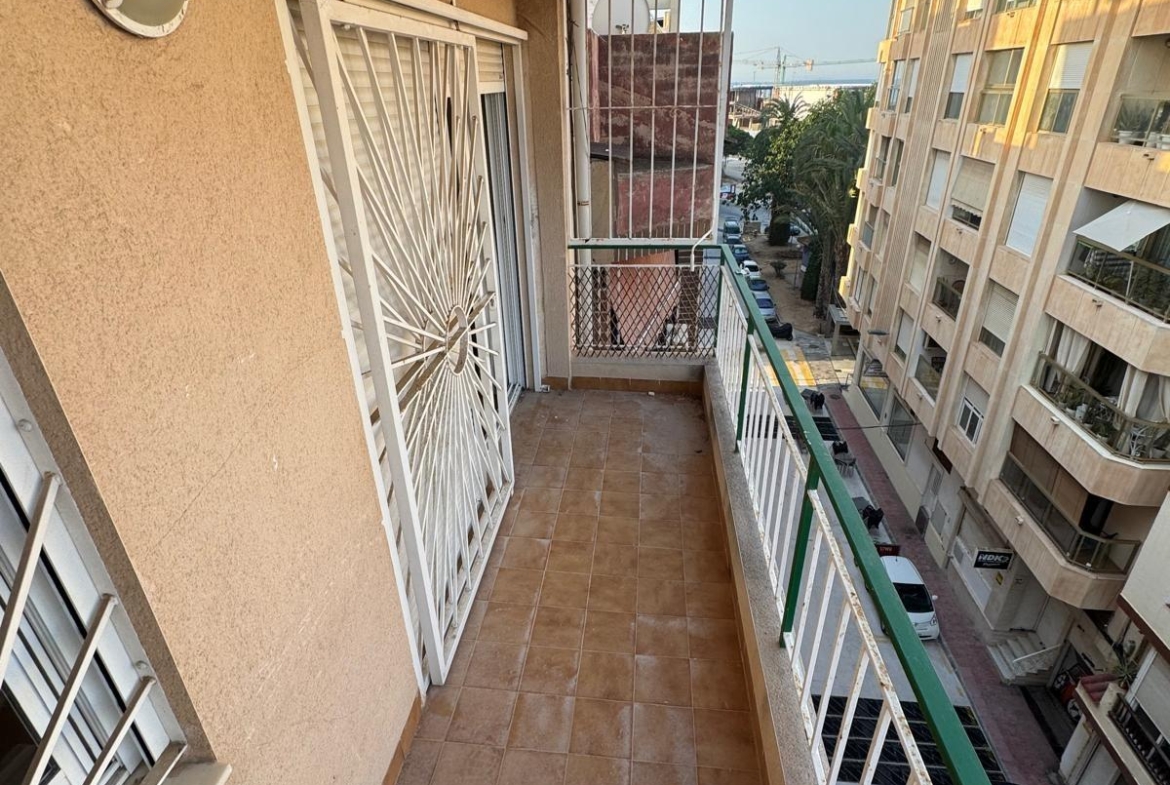 APARTAMENTO A 200 METROS DEL PUERTO DE TORREVIEJA CON SUPERFICIE DE 121 M2. 3 DORM. 2 BAÑOS.