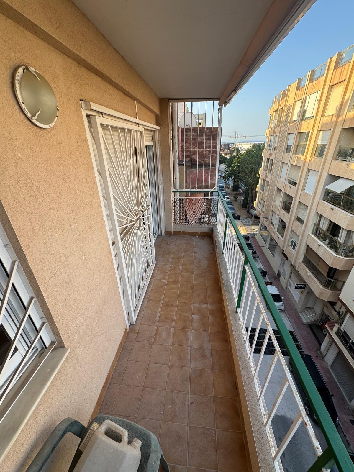 APARTAMENTO A 200 METROS DEL PUERTO DE TORREVIEJA CON SUPERFICIE DE 121 M2. 3 DORM. 2 BAÑOS.