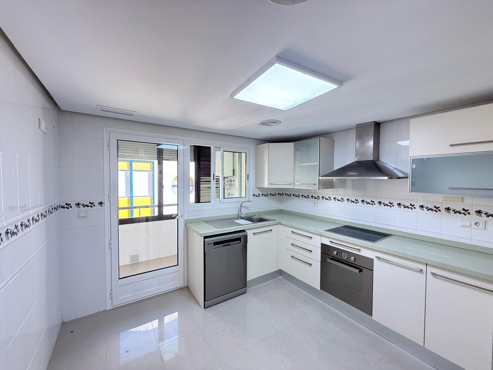 AMPLISIMO APARTAMENTO EN PRIMERA LINEA – PUERTO DE TORREVIEJA : 3 HAB, 2 BAÑOS, GARAJE Y TRASTERO