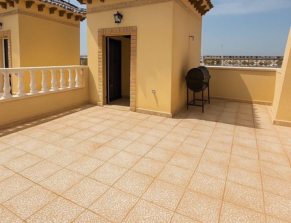 ADOSADO EN PLAYA FLAMENCA CON JARDIN Y PISCINA COMUNITARIA. 2 DORM. 2 BAÑOS. PARKING. 2 TERRAZAS GRANDES.