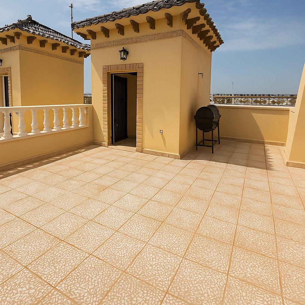 ADOSADO EN PLAYA FLAMENCA CON JARDIN Y PISCINA COMUNITARIA. 2 DORM. 2 BAÑOS. PARKING. 2 TERRAZAS GRANDES.