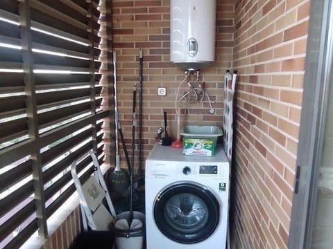 Bonito apartamento con vistas al mar y a la montaña, amueblado y equipado.