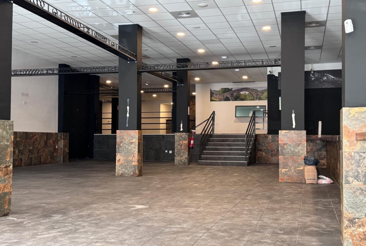 LOKALE COMERCIËLE CON SUPERFICIE DE 780 M2. SEGUNDA LINEA DE PLAYA. 70 METROS DEL MAR.