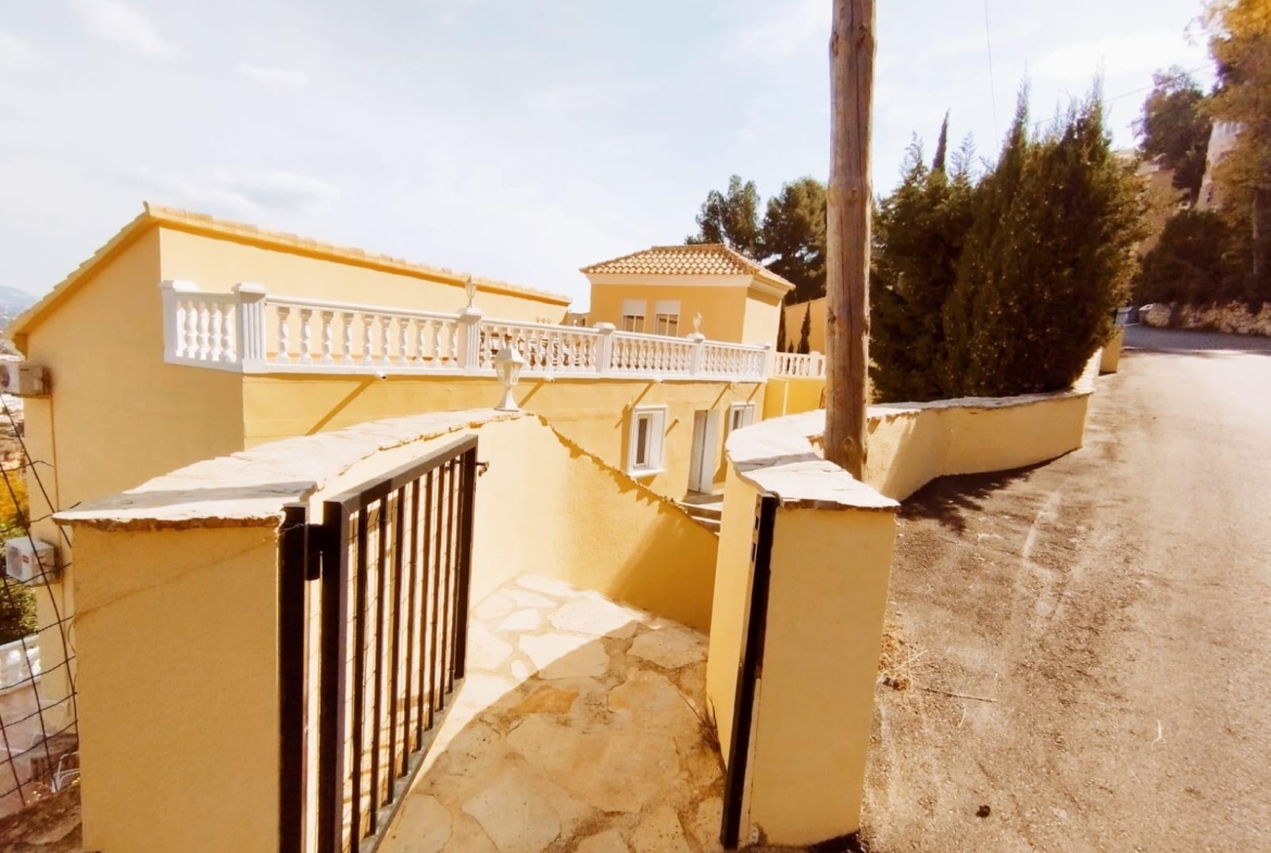 Exclusieve villa in Calpe met panoramisch uitzicht en een grote investeringsmogelijkheid