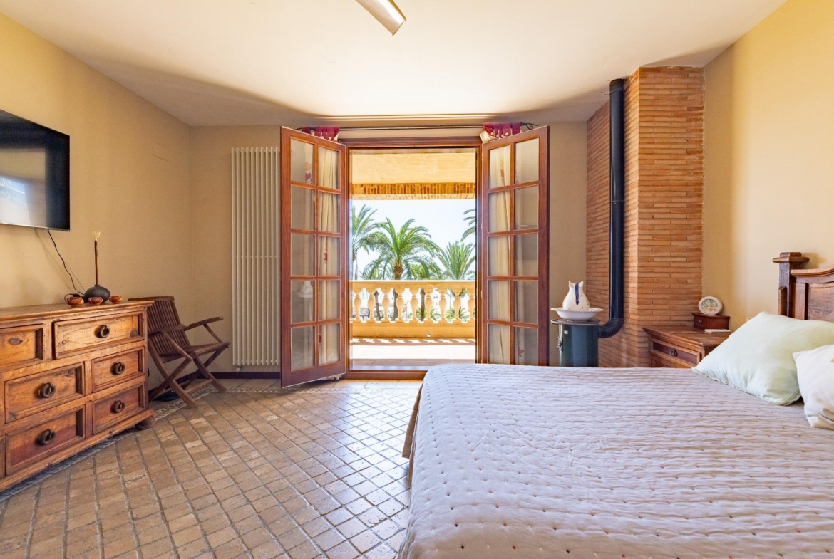 Exceptional Beachfront Villa: Luxury Steps Away from the Beach