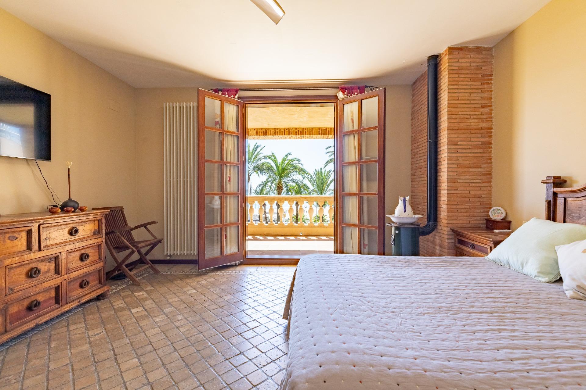 2-14-58 Exceptional Beachfront Villa: Luxury Steps Away from the Beach
