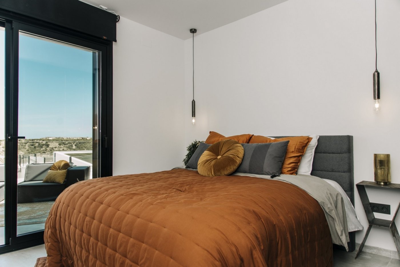 Design villa met een totale oppervlakte van 250 vierkante meter met uitzicht op Guardamar en de zee.