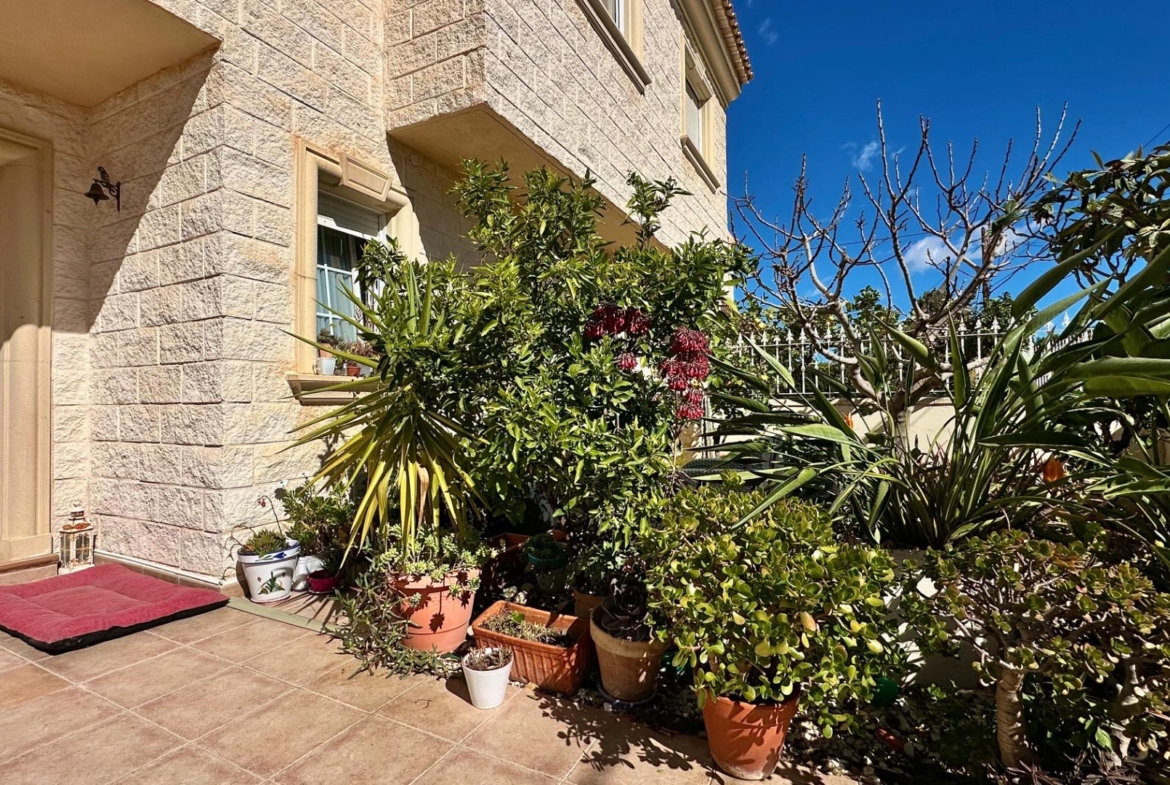 Prachtig herenhuis in Albir met tuin 15 minuten lopen van het strand!