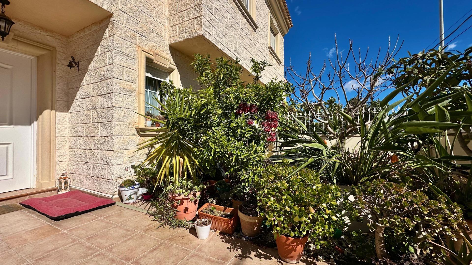 Prachtig herenhuis in Albir met tuin 15 minuten lopen van het strand!