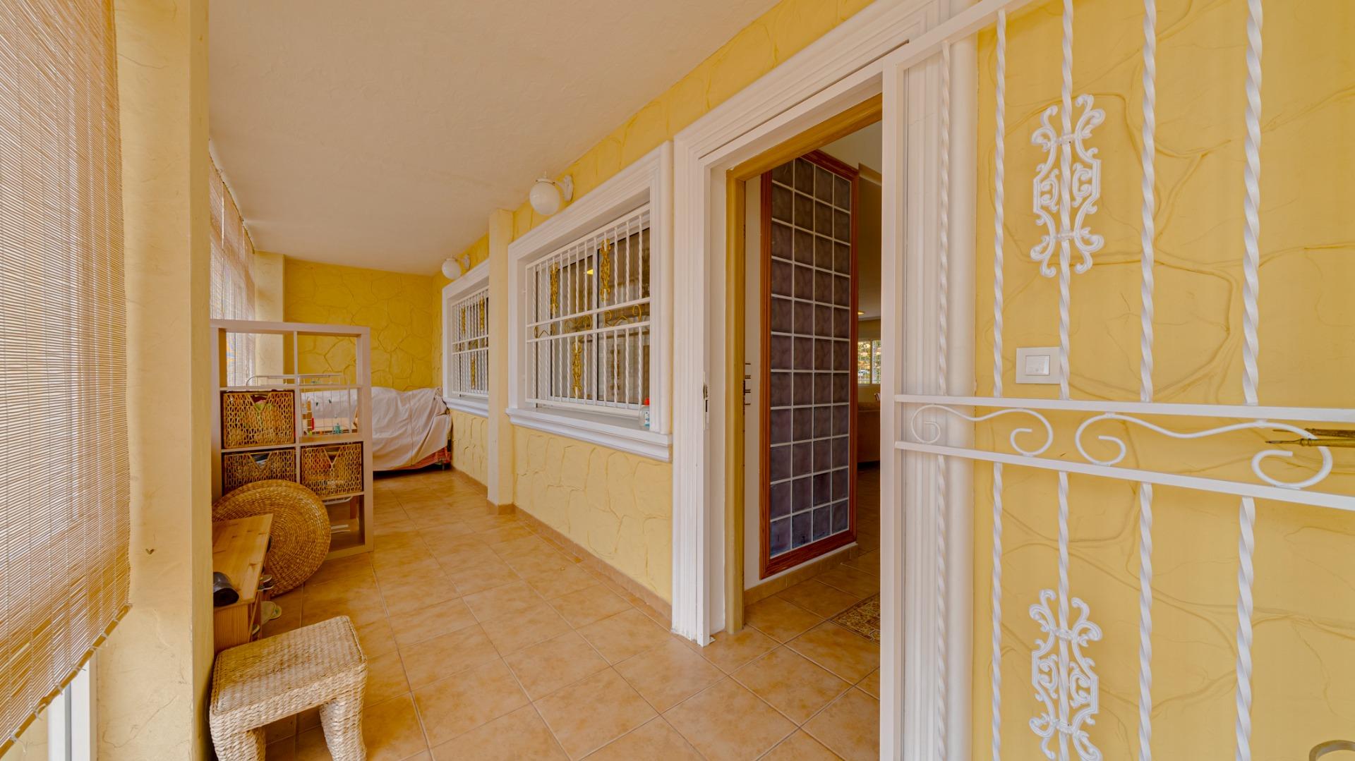 2-14-77 Large corner semi-detached house with sea views,