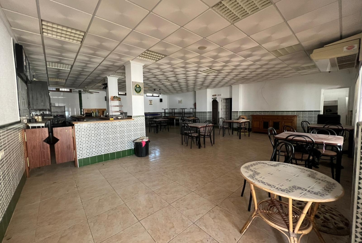 LOKALE COMERCIAL EN CABO ZERVERA. 300 M2. A 100 METROS DEL MAR.