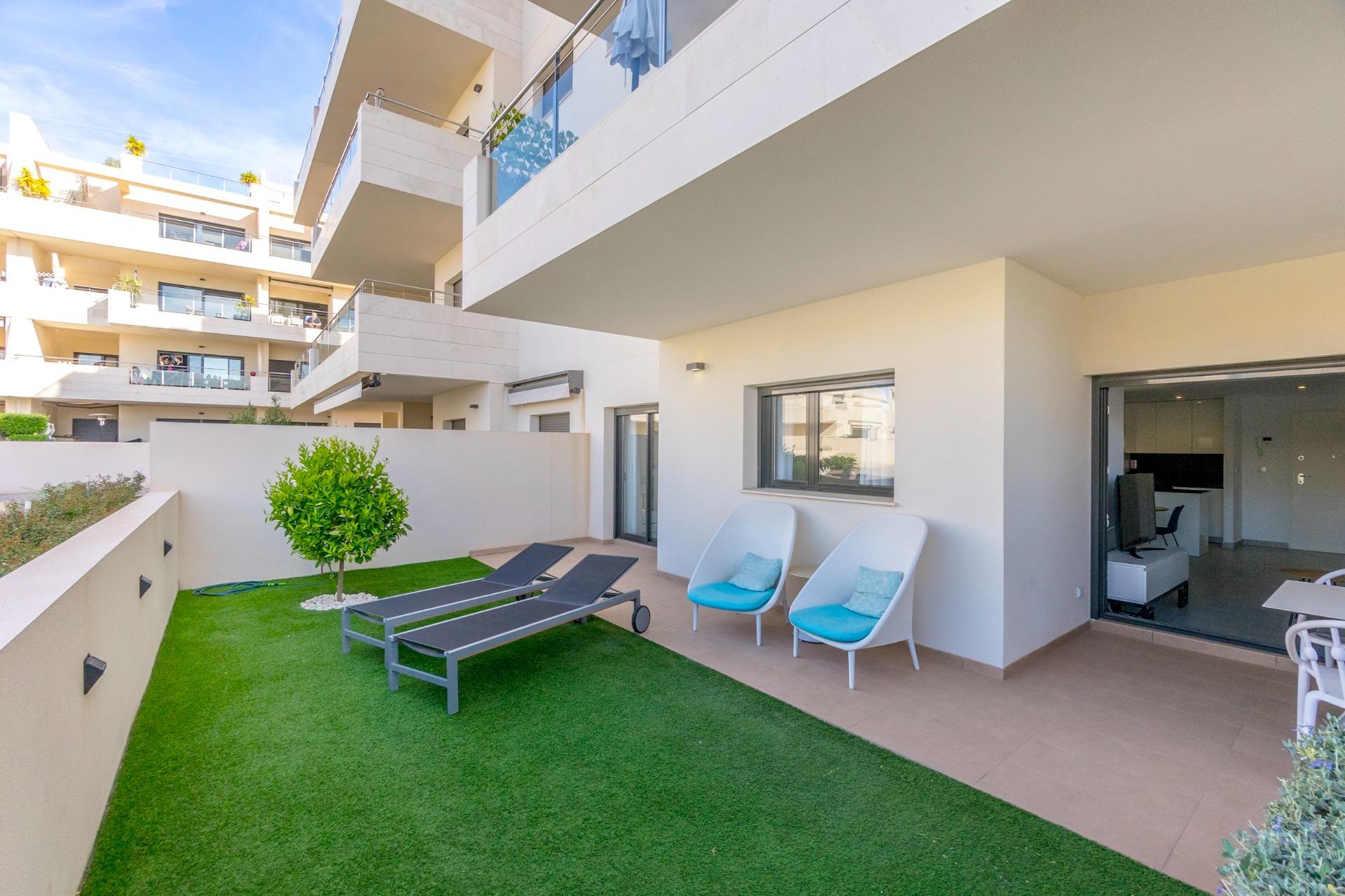 ESPECTACULAIR APPARTAMENTO CON LICENCIA TURISTICA. 2 DORM. 2 BAÑOS. GARAJE+TRASTERO. PISCINA.