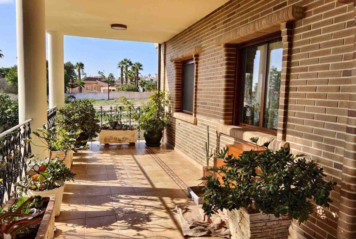 VILLA EN CIUDQUESADA. CON PISCINA PRIVADA. PARCELA 850M2. CASA 364 M2.