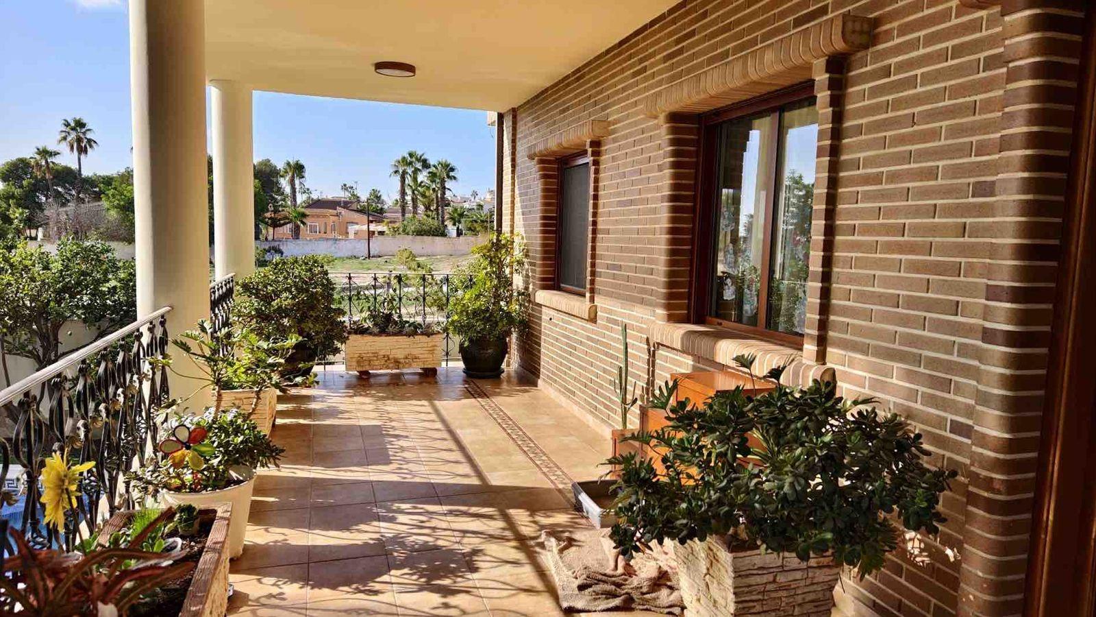 VILLA EN CIUDQUESADA. CON PISCINA PRIVADA. PARCELA 850M2. CASA 364 M2.