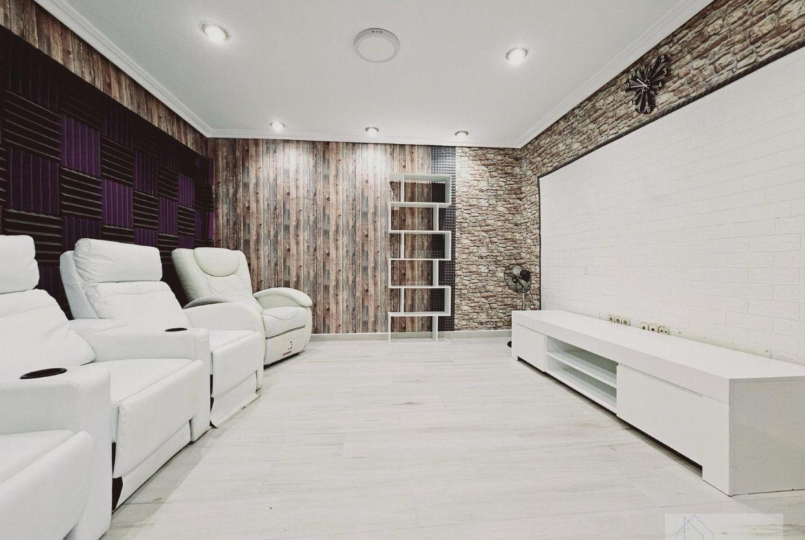 VILLA EN LA SIESTA CON 800 METROS DE PARCELA. PISCINA PRIVADA. 330 M2 DE CASA.