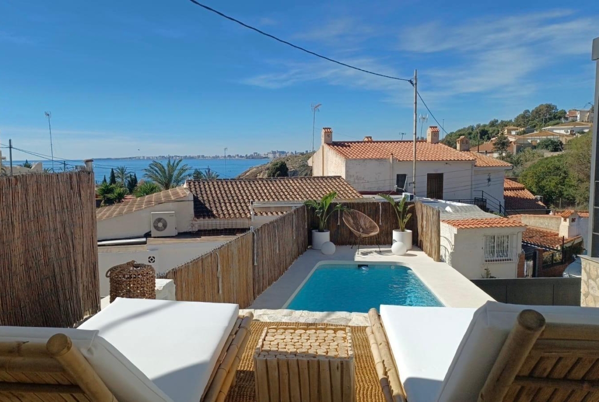 OCASIÓN CHALET INDEPENDIENTE CON VISTAS AL MAR LICENCIA TURÍSTICA EN LA COVETA
