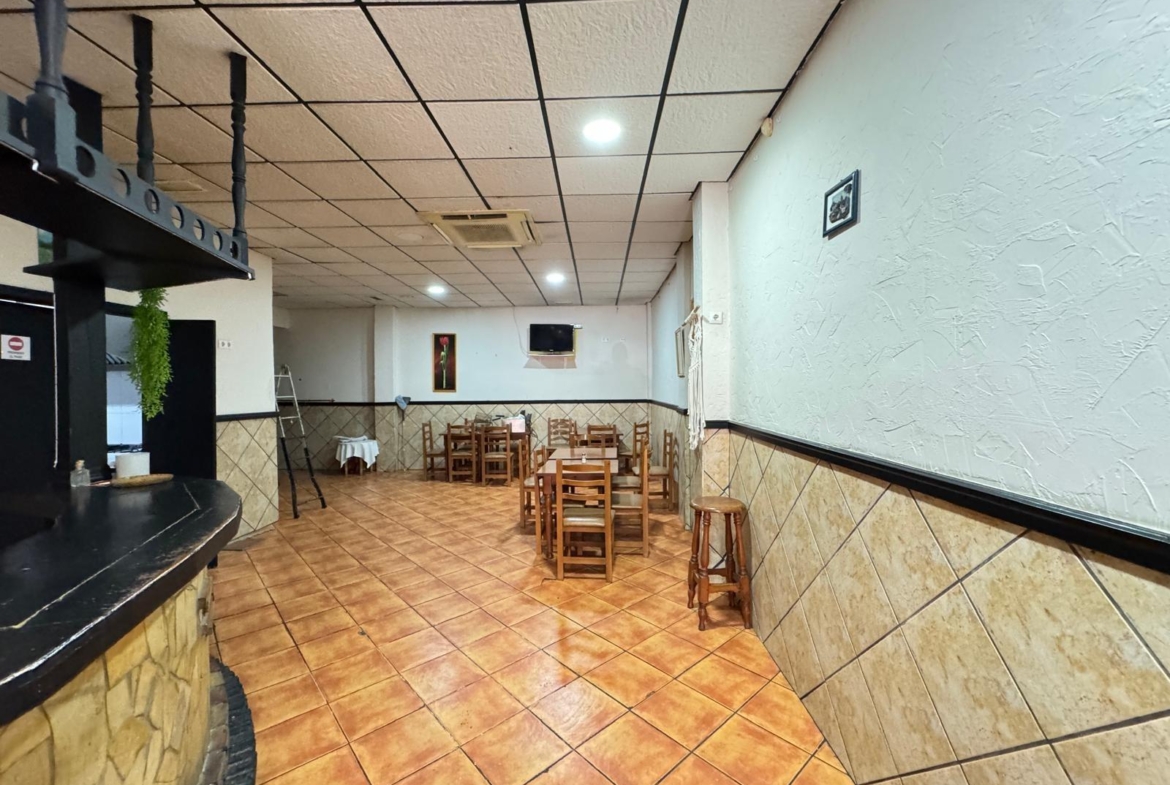 BAR EN VENTA. SE VENDE UN BAR A 500 METROS DE PLAYA DEL CURA CON 2 BAÑOS Y 150 M2 SUPERFICIE.