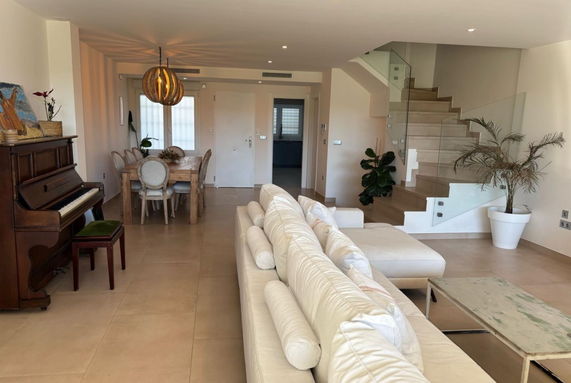 Exclusivo Chalet Pareado en Los Cisnes, Alicante: Confort y Modernidad