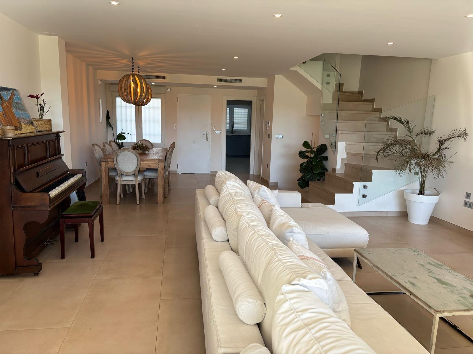 Exclusivo Chalet Pareado en Los Cisnes, Alicante: Confort y Modernidad