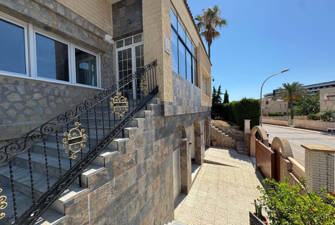 VILLA DE LIJO EN CAMPOAMOR CON 639 M2 DE CASA. PARCELA 800 M2. PISCINA PROPIA. 5 DORM. 4 BAÑOS. PLAYA A 650 METROS.