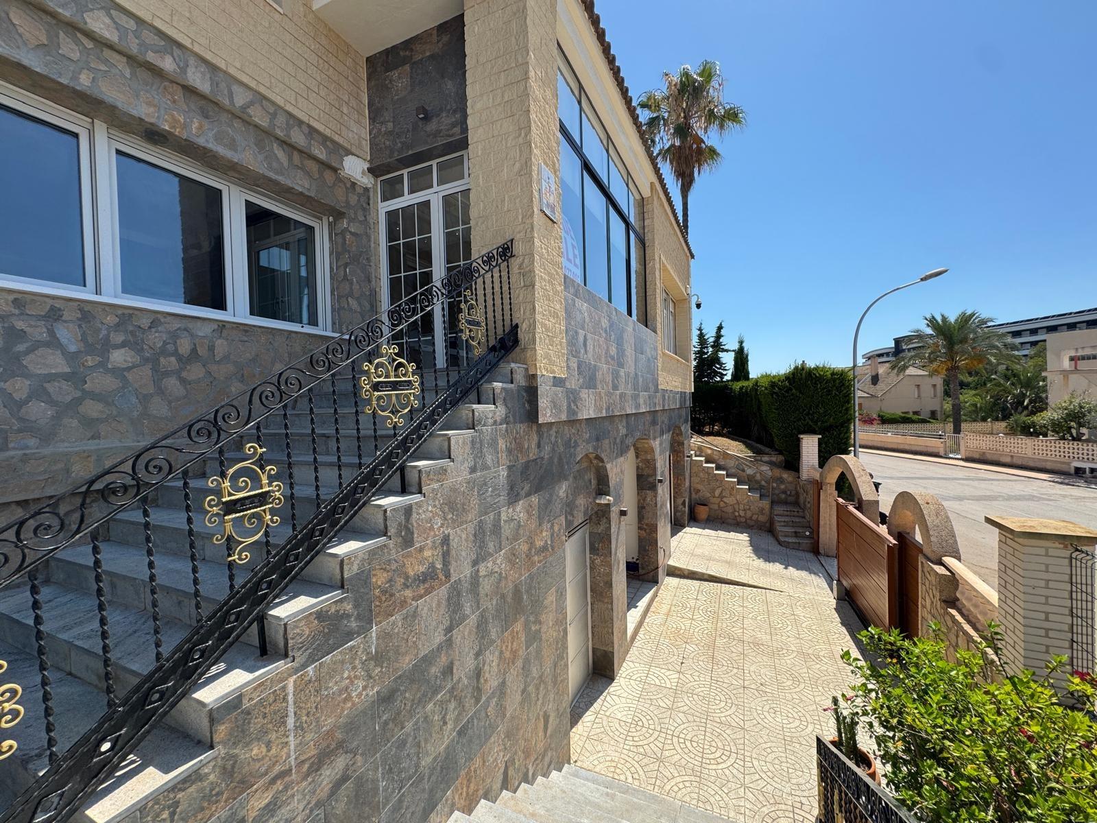 2-15-199 VILLA DE LIJO EN CAMPOAMOR CON 639 M2 DE CASA. PARCELA 800 M2. PISCINA PROPIA. 5 DORM. 4 BAÑOS. PLAYA A 650 METROS.