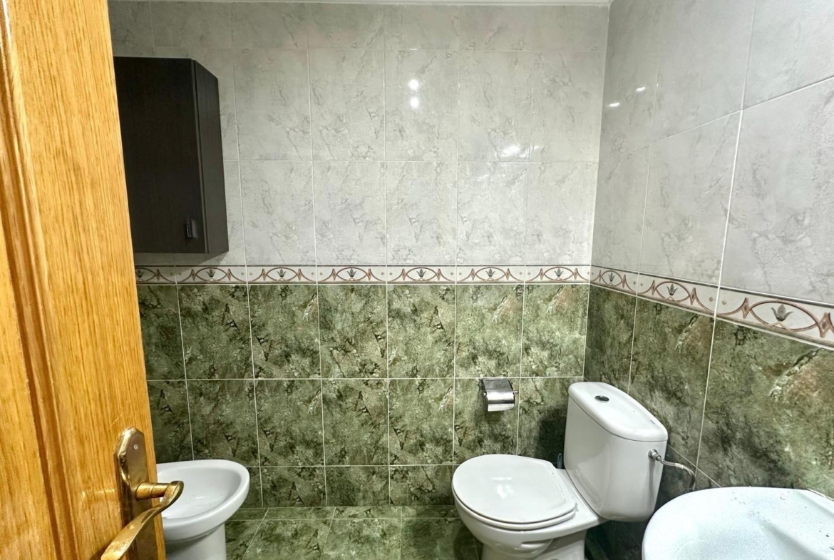 GRANDE APARTAMENTO DE 4 DORM. 2 BAÑOS. A 400 METROS DEL PUERT0 DE TORREVIEJA CON 130 M2. Y GRAN TERRAZA.
