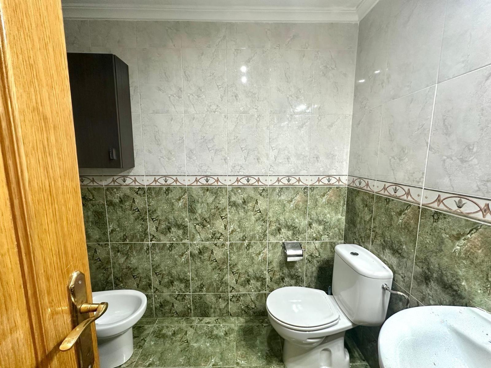 GRANDE APARTAMENTO DE 4 DORM. 2 BAÑOS. A 400 METROS DEL PUERT0 DE TORREVIEJA CON 130 M2. Y GRAN TERRAZA.