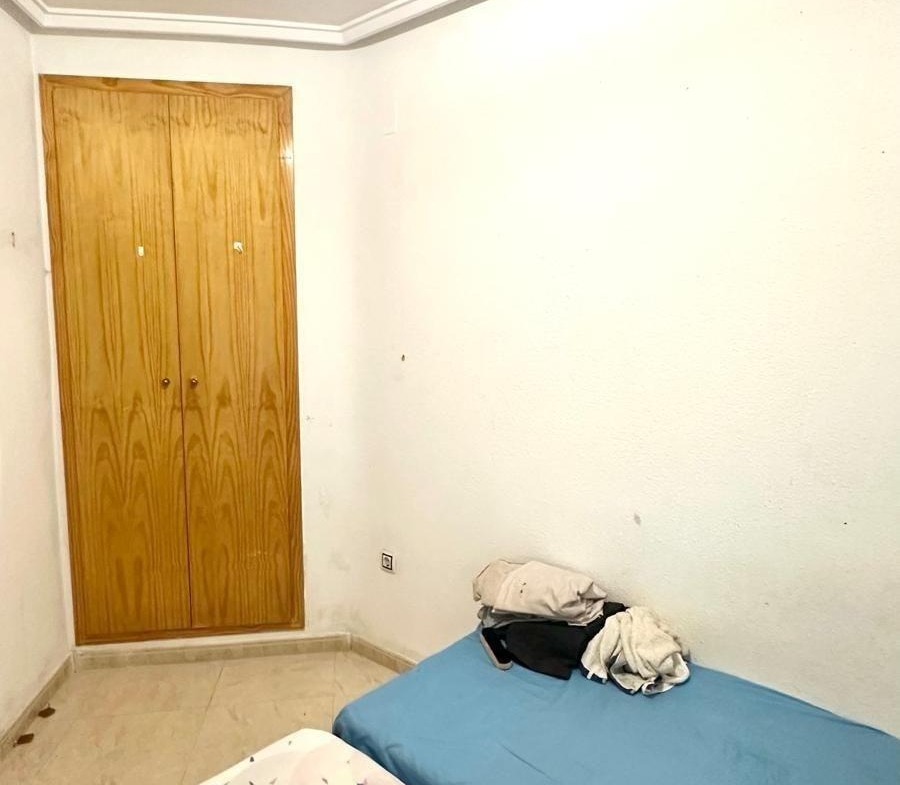 APATRAMENTO EN EL CENTRO DE TORREVIEJA CON PISCINA Y GARAJE INCLUIDO. 2 DORM. 1 BAÑO. SPEEL EEN 700 METRO.